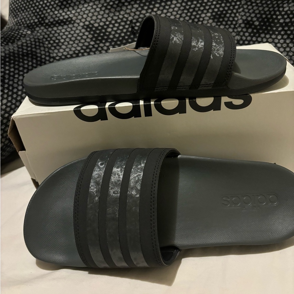 New women Adidas Adilette Comfort slide in new excellent condition size 8
